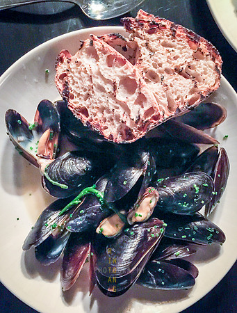 Mussels with Grilled Bread